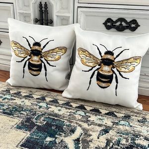 Set of 2 bumble bee outdoor pillows, new without tags